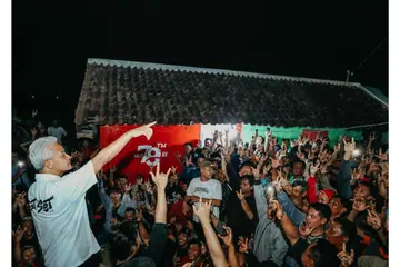
DAPAT SAINGAN: Calon presiden dan mantan Gabenor Jawa Tengah, Encik Ganjar Pranowo, (berdiri, paling kiri), menerima saingan hebat daripada Encik Prabowo Subianto yang mendapat sokongan Presiden Indonesia, Encik Joko ‘Jokowi’ Widodo.