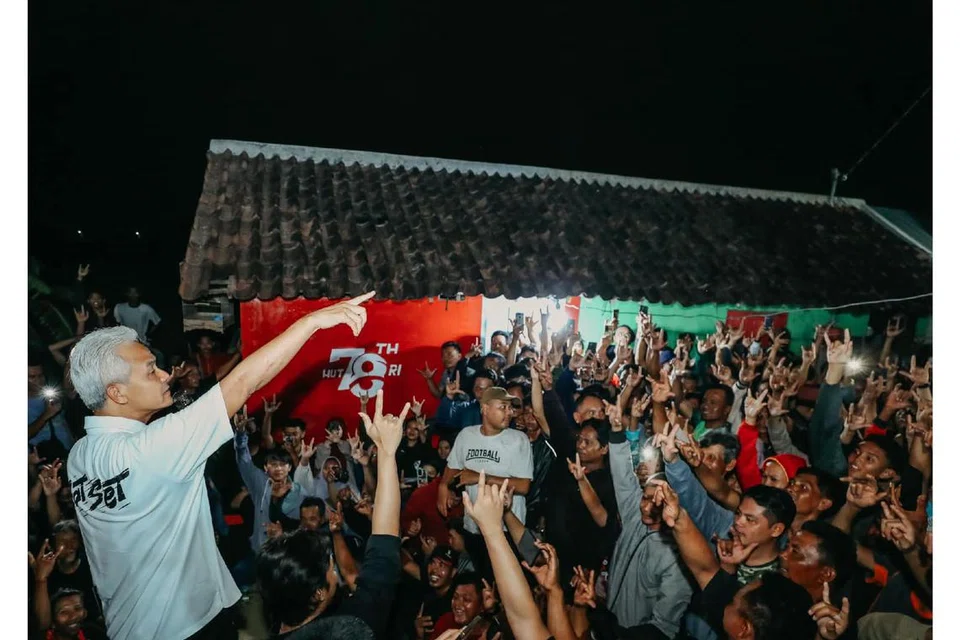 
DAPAT SAINGAN: Calon presiden dan mantan Gabenor Jawa Tengah, Encik Ganjar Pranowo, (berdiri, paling kiri), menerima saingan hebat daripada Encik Prabowo Subianto yang mendapat sokongan Presiden Indonesia, Encik Joko ‘Jokowi’ Widodo.