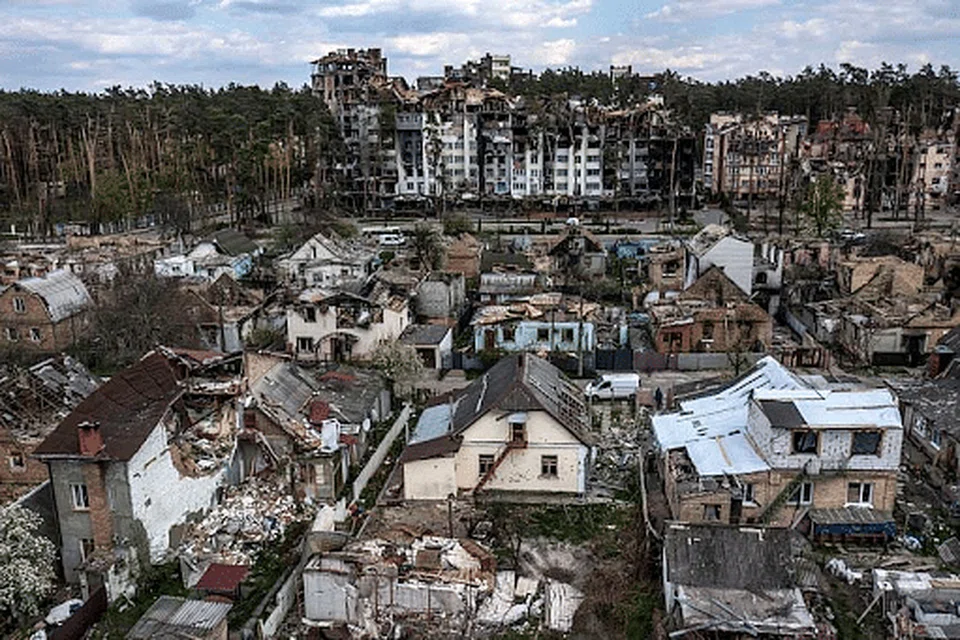 Rumah dan bangunan telah musnah di Irpin, sebuah kawasan luar bandar di Kyiv, selepas beberapa minggu serangan Russia pada 2 Mei 2022. 