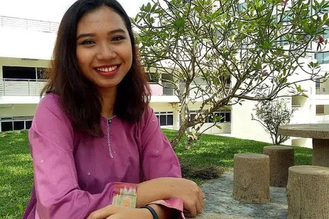 PENTINGNYA BAHASA MELAYU DI RUMAH: Cinta Cik Nurul Amirah Amiruddin pada bahasa Melayu berputik semasa beliau masih kecil kerana menurutnya, ibu bapanya sering menitikberatkan penggunaan bahasa ibunda di rumah. - Foto PUTRI MARDHIYAH YAZID