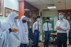 DEKATI PELAJAR TENTANG ANCAMAN PENGGANASAN: Menteri Negara (Ehwal Dalam Negeri merangkap Pembangunan Negara), Profesor Madya Muhammad Faishal Ibrahim, berpeluang berinteraksi dengan pelajar madrasah dalam acara tayangan filem 'Cubs of the Caliphate' dan sesi dialog anjuran RRG dan Madrasah Aljunied Al-Islamiah semalam. - Foto FACEBOOK MUHAMMAD FAISHAL IBRAHIM