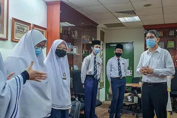 DEKATI PELAJAR TENTANG ANCAMAN PENGGANASAN: Menteri Negara (Ehwal Dalam Negeri merangkap Pembangunan Negara), Profesor Madya Muhammad Faishal Ibrahim, berpeluang berinteraksi dengan pelajar madrasah dalam acara tayangan filem 'Cubs of the Caliphate' dan sesi dialog anjuran RRG dan Madrasah Aljunied Al-Islamiah semalam. - Foto FACEBOOK MUHAMMAD FAISHAL IBRAHIM