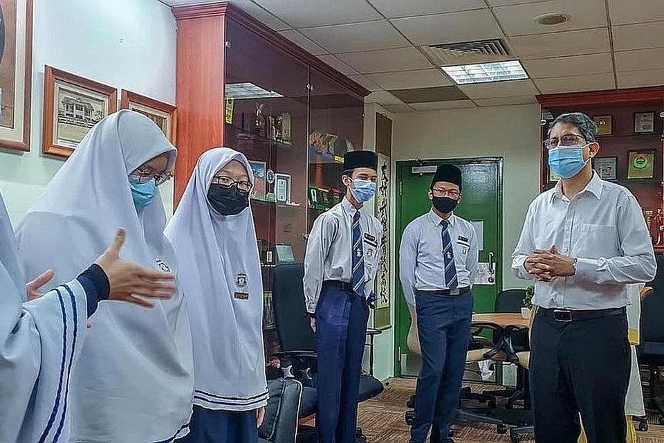 DEKATI PELAJAR TENTANG ANCAMAN PENGGANASAN: Menteri Negara (Ehwal Dalam Negeri merangkap Pembangunan Negara), Profesor Madya Muhammad Faishal Ibrahim, berpeluang berinteraksi dengan pelajar madrasah dalam acara tayangan filem 'Cubs of the Caliphate' dan sesi dialog anjuran RRG dan Madrasah Aljunied Al-Islamiah semalam. - Foto FACEBOOK MUHAMMAD FAISHAL IBRAHIM