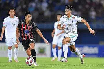 TUNJUK TARING: Ikhsan (kanan) kini telah menjaringkan dua gol dalam dua perlawanan sejak menyertai BG Pathum United minggu lalu. - Foto FACEBOOK BG PATHUM UNITED 