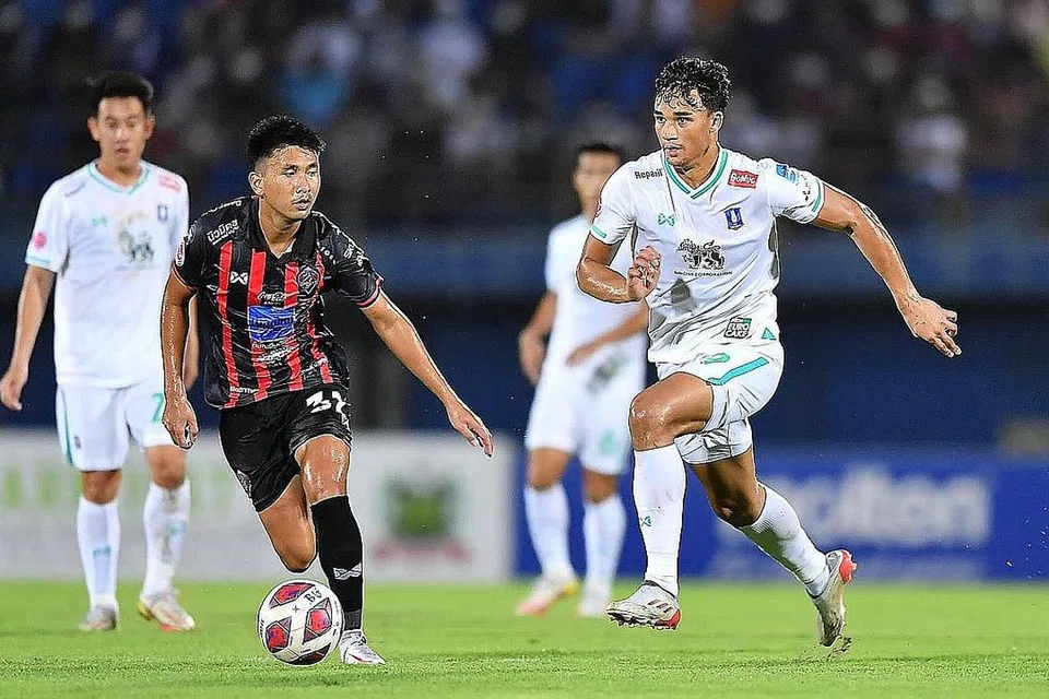 TUNJUK TARING: Ikhsan (kanan) kini telah menjaringkan dua gol dalam dua perlawanan sejak menyertai BG Pathum United minggu lalu. - Foto FACEBOOK BG PATHUM UNITED 