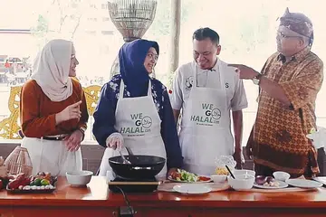 MI RACUN: Mendapat inspirasi daripada Mi Racun yang beliau telah membeli dari Malaysia, Encik Osman (dua dari kanan) tertarik untuk menawarkan hidangan unik itu kepada orang Singapura. - Foto BH oleh HARITH MUSTAFFA
