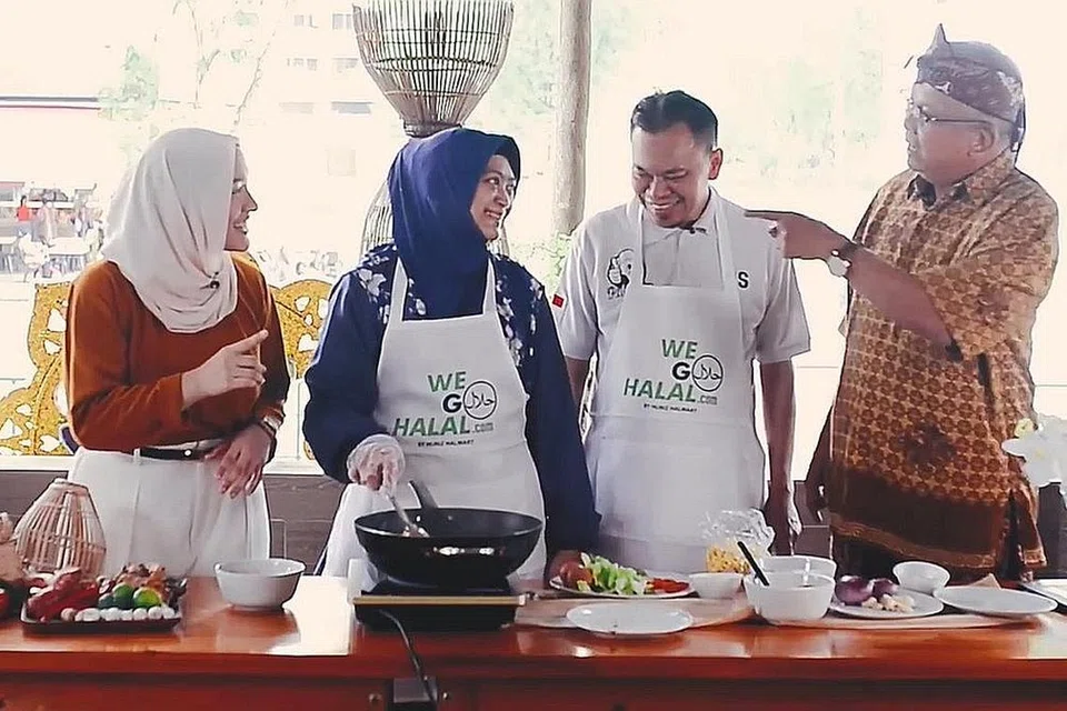 MI RACUN: Mendapat inspirasi daripada Mi Racun yang beliau telah membeli dari Malaysia, Encik Osman (dua dari kanan) tertarik untuk menawarkan hidangan unik itu kepada orang Singapura. - Foto BH oleh HARITH MUSTAFFA