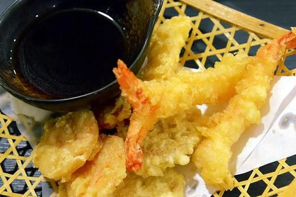 HANGAT DAN ENAK: Memang enak kalau memakan udang Ebi ini yang dicecah dengan sos buatan sendiri Gion Dining. Ia rangup dan terasa kesegaran pada udang tersebut. - Foto TUKIMAN WARJI 