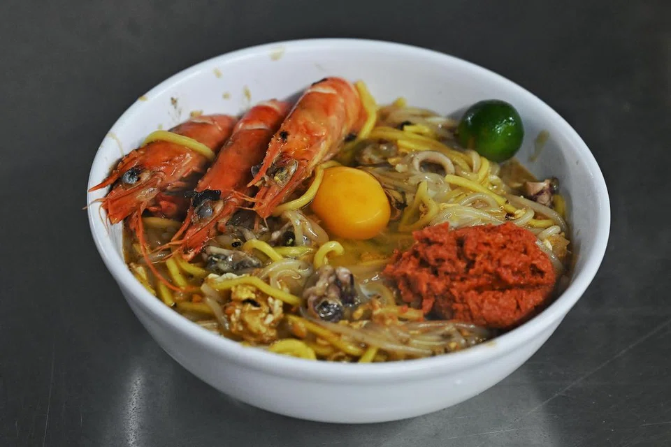 Mi Hokkien berharga $8.80 disajikan dengan tiga udang harimau seiring telur mentah. Telur mentah harus digaul sebelum dimakan untuk mendapatkan tekstur yang lemak. 