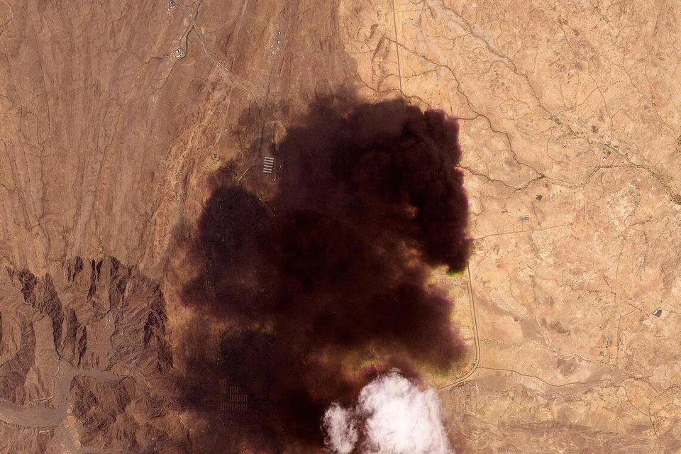 Imej satelit menunjukkan asap berkepul menjulang dari depoh minyak Saudi Aramco,  di Abha Bulk, Arab Saudi, dalam apa yang disifatkan oleh pakatan diketuai Arab Saudi di Yaman sebagai serangan oleh kumpulan Houthi yang bersekutu dengan Iran.