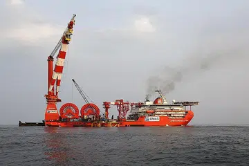 TERJEJAS DENGAN PENURUNAN HARGA MINYAK: Firma setempat Ezra merupakan antara syarikat marin yang terjejas dengan penurunan harga minyak sejak 2014 dan telah memfailkan kemuflisannya di Amerika Syarikat Sabtu lalu. - Foto fail