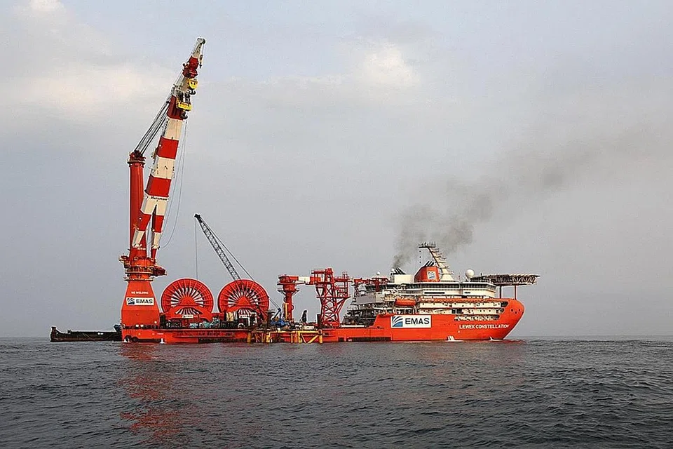 TERJEJAS DENGAN PENURUNAN HARGA MINYAK: Firma setempat Ezra merupakan antara syarikat marin yang terjejas dengan penurunan harga minyak sejak 2014 dan telah memfailkan kemuflisannya di Amerika Syarikat Sabtu lalu. - Foto fail