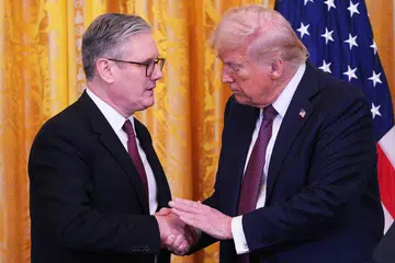 Presiden Amerika Syarikat, Donald Trump (kanan) dan Perdana Menteri Britain, Keir Starmer, berjabat tangan semasa sidang media bersama di Bilik Timur Rumah Putih di Washington, DC, pada 27 Februari 2025. 