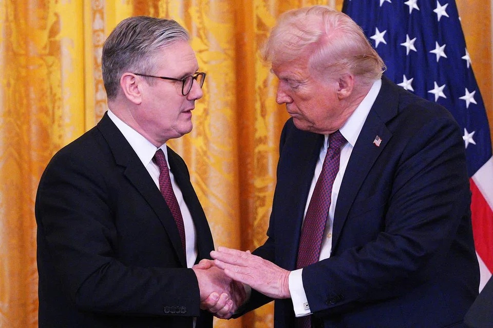 Presiden Amerika Syarikat, Donald Trump (kanan) dan Perdana Menteri Britain, Keir Starmer, berjabat tangan semasa sidang media bersama di Bilik Timur Rumah Putih di Washington, DC, pada 27 Februari 2025. 