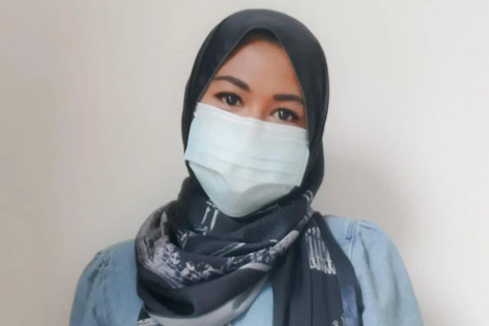 Cik Nur Izzati, pemilik Amazing Chambers Singapura (atas). -Foto ihsan IZZATI YUSOF