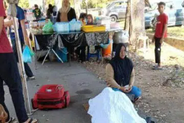 Mayat Encik Zainon Said diselubungi kain putih di  Bazar Ramadan Taman Seri Harapan, Baling, Kedah, pada 2 Mac. Ada saksi yang nampak beliau rebah tiba-tiba rebah dan pengsan sebelum disahkan meninggal dunia.