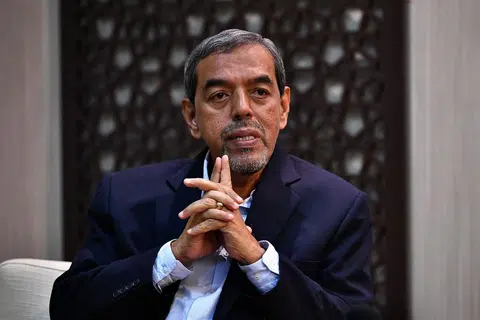 KERJA BERTERUSAN: Haji Abdul Razak bakal bersara daripada perkhidmatan awam pada 31 Disember nanti tetapi baginya kerja dengan masyarakat itu berterusan. 