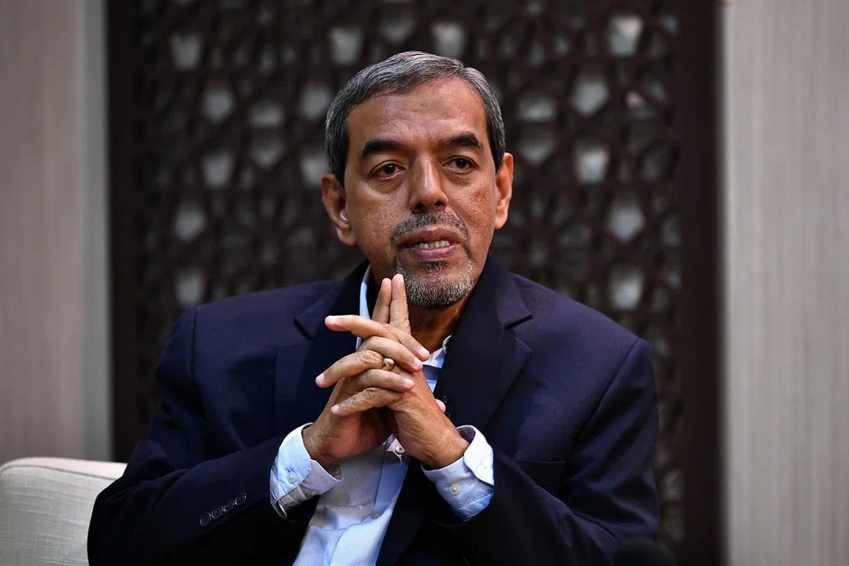 KERJA BERTERUSAN: Haji Abdul Razak bakal bersara daripada perkhidmatan awam pada 31 Disember nanti tetapi baginya kerja dengan masyarakat itu berterusan. 