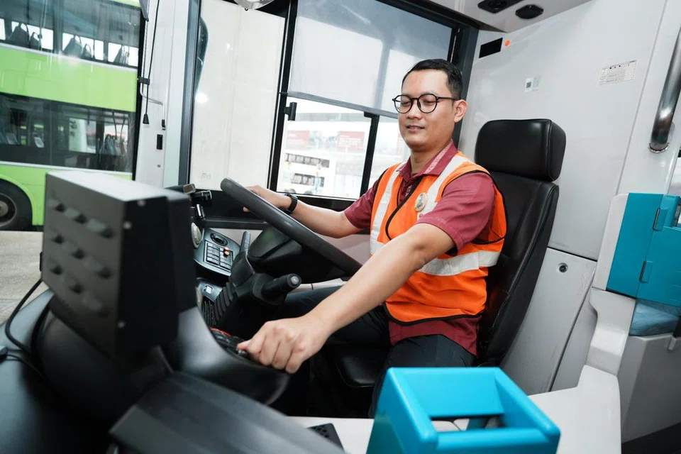 Encik Aksar akan memastikan basnya dalam keadaan baik sebelum syifnya bermula. Beliau akan memeriksa lampu, paparan digital yang memaparkan nombor bas, dan kawasan kokpit.