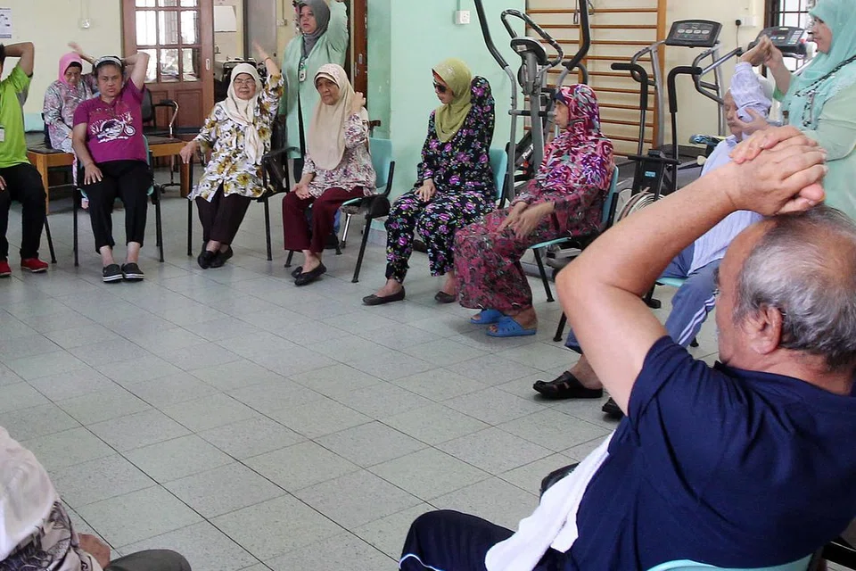 PERLU PERTINGKAT JAGAAN: Penggunaan teknologi bantuan seperti di Denmark mungkin boleh diperkenal untuk menjaga warga emas di Singapura. - Foto fail