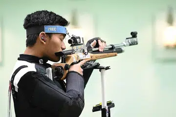 WAJAH PENUH FOKUS: Irwan berusaha mengembalikan segala tumpuannya semasa bertanding dalam pusingan akhir acara menembak senapang angin 10 meter di Lapangan Sasar Menembak Nasional Subang semalam. - Foto SPORTSG