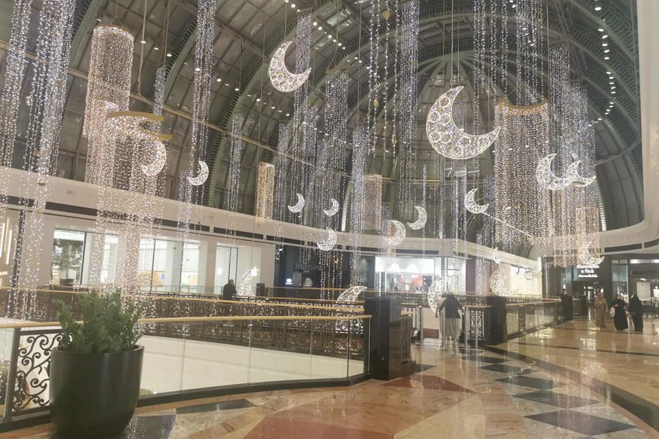 HIASAN SAMBUT RAYA: Walaupun tidak berwarna-warni, suasana Aidilfitri tetap dirasa di Dubai.