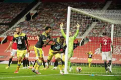 GOL PENTING: Pemain gantian Southampton Michael Obafemi (tengah) menjaringkan gol penyamaan 2-2 pada minit ke-96 di Old Trafford untuk memberi pasukannya satu mata daripada perlawanan itu, dan menghalang Manchester United naik ke tangga empat teratas EPL. Pengurus United Solskjaer, kelihatan menyambut penjaga gol David de Gea, berkata ia "waktu paling buruk untuk memberi pasukan lawan peluang menjaringkan gol". - Foto EPA-EFE