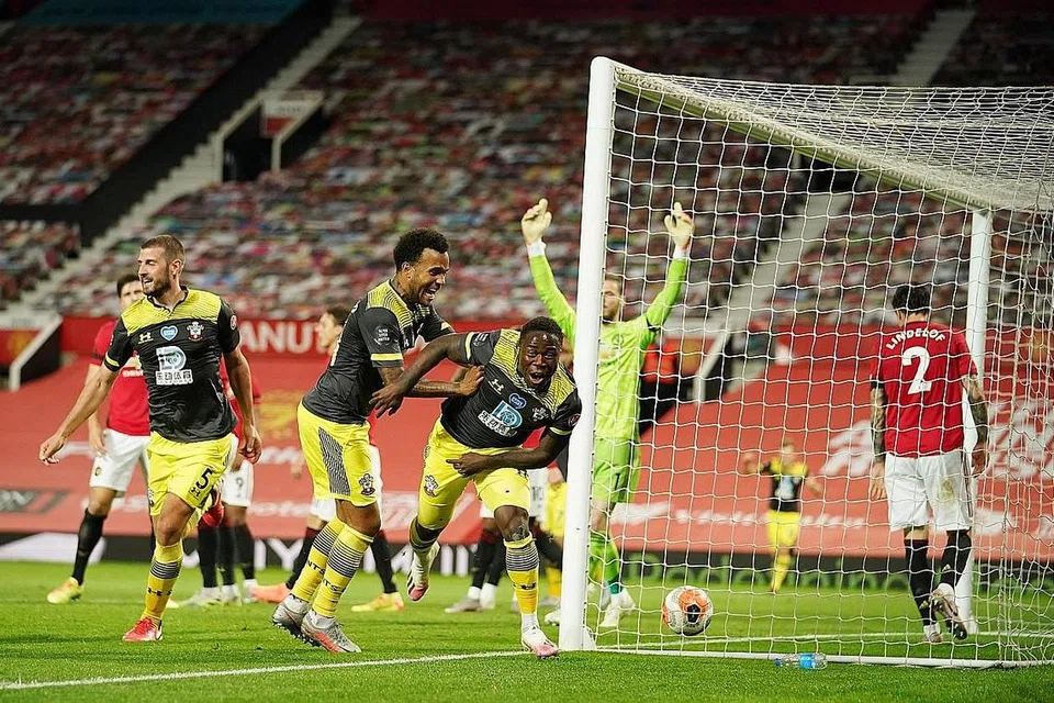 GOL PENTING: Pemain gantian Southampton Michael Obafemi (tengah) menjaringkan gol penyamaan 2-2 pada minit ke-96 di Old Trafford untuk memberi pasukannya satu mata daripada perlawanan itu, dan menghalang Manchester United naik ke tangga empat teratas EPL. Pengurus United Solskjaer, kelihatan menyambut penjaga gol David de Gea, berkata ia "waktu paling buruk untuk memberi pasukan lawan peluang menjaringkan gol". - Foto EPA-EFE