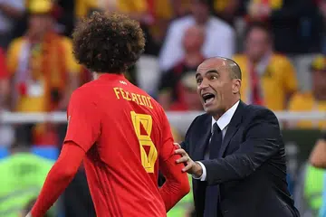 SEDIA HADAPI LAWAN: Jurulatih Belgium, Roberto Martinez memberi arahan kepada anak didiknya Marouane Fellaini semasa perlawanan menentang England. Belgium menewaskan England 1-0 dan bakal bertemu Jepun dalam pusingan 16 pasukan terakhir. - Foto AFP