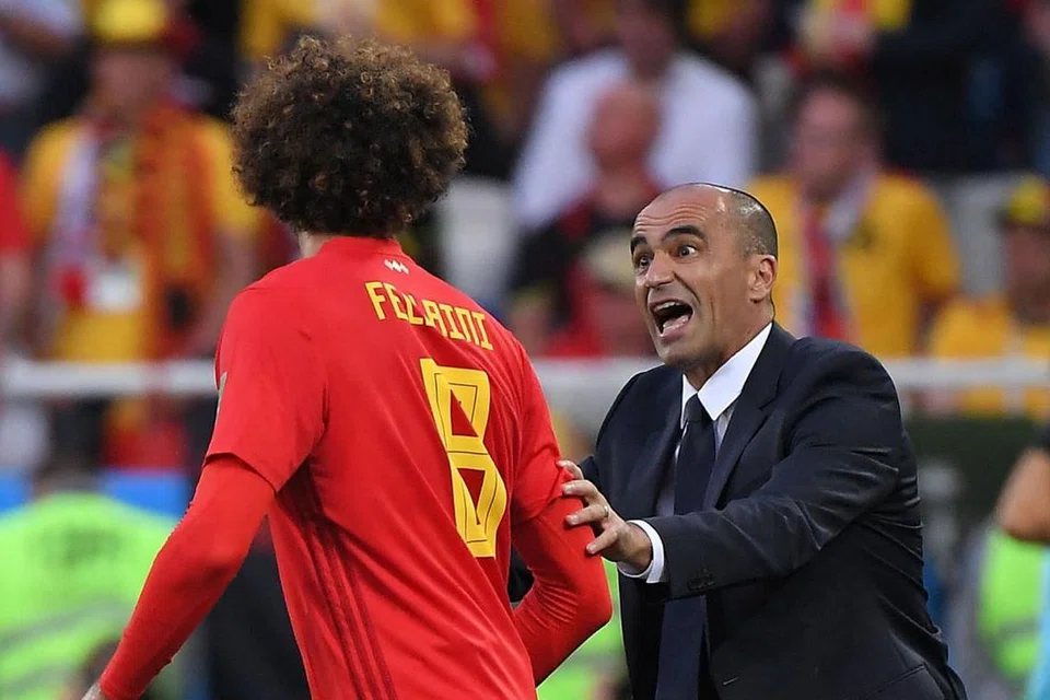 SEDIA HADAPI LAWAN: Jurulatih Belgium, Roberto Martinez memberi arahan kepada anak didiknya Marouane Fellaini semasa perlawanan menentang England. Belgium menewaskan England 1-0 dan bakal bertemu Jepun dalam pusingan 16 pasukan terakhir. - Foto AFP