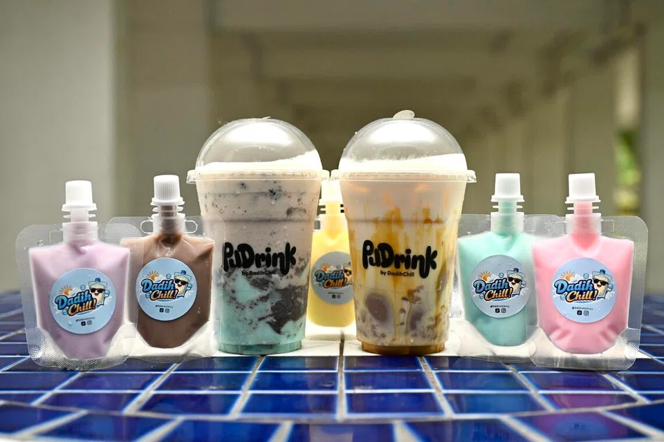 (Dari kiri) Dadih perisa Grape, Chocolate, PuDrinks Cookies & Scream dan My Caramel Romance, serta dadih Blue Vanilla dan Strawberry yang ditawarkan Dadih Chill. Dadih yang dibungkus dalam pek bertutup direka supaya mudah dinikmati dengan hanya menyedutnya terus daripada pek tanpa perlu menggunakan sudu. PuDrinks pula mempunyai tiga lapisan, iaitu dadih sebagai lapisan bawah, minuman berasaskan susu di tengah dan buih krim vanila masin di bahagian atas.