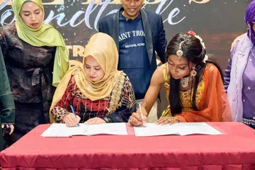 Pengasas Ikon Women Singapura, Cik Fadilah Majid (dua dari kiri), dan pengasas She Millionaire, Dr Mandy Sigauke (duduk, kanan), organisasi wanita yang berpangkalan di Afrika Selatan, menandatangani memorandum persefahaman (MOU) pada 11 September di De Villa Ballroom, Centrium Square. MOU itu menandakan kerjasama dan pertukaran pengetahuan antara kedua-dua organisasi pada masa akan datang, khususnya dalam usaha menyokong dan memperkasa golongan wanita.