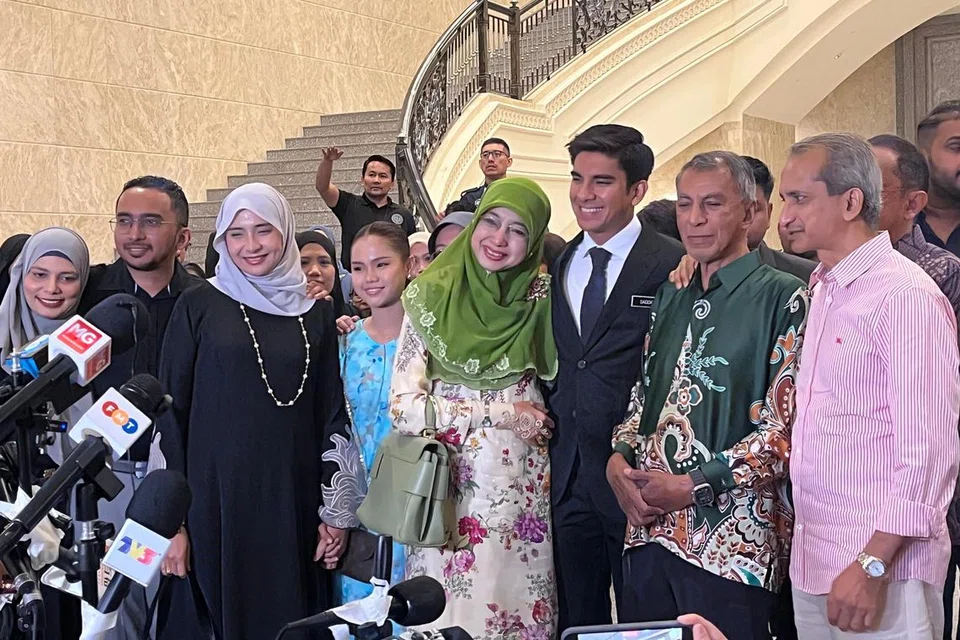 Ahli Parlimen Muar Syed Saddiq Syed Abdul Rahman (tiga dari kanan) dikelilingi anggota keluarga dan kenalan.