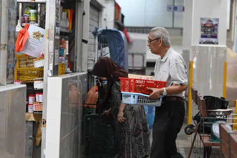 Pemerintah akan melanjutkan Kredit Pekerjaan Warga Emas (SEC), Kredit Peningkatan Pekerjaan (UEC) dan Kredit Menyokong Pengambilan Pekerja Kurang Upaya (EEC).