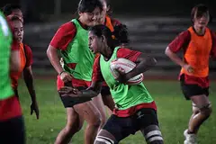 MAHU CAPAI KEJUARAAN: Nur Shuhadah (atas, bersama bola) dan rakan sepasukannya akan menyasar meraih pingat emas di Sukan SEA ke-30 tahun ini. - Foto BM oleh CHONG JUN LIANG
