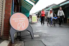 PERANGI COVID-19: Sedang penduduk Britain terus memerangi penularan Covid-19, kerajaan negara itu melaksana beberapa langkah baru, termasuk perintah kuarantin bagi mereka yang tiba dari Sepanyol, Perancis, Malta dan Holland. - Foto REUTERS