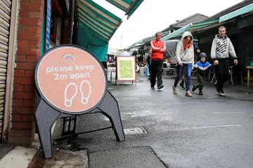 PERANGI COVID-19: Sedang penduduk Britain terus memerangi penularan Covid-19, kerajaan negara itu melaksana beberapa langkah baru, termasuk perintah kuarantin bagi mereka yang tiba dari Sepanyol, Perancis, Malta dan Holland. - Foto REUTERS