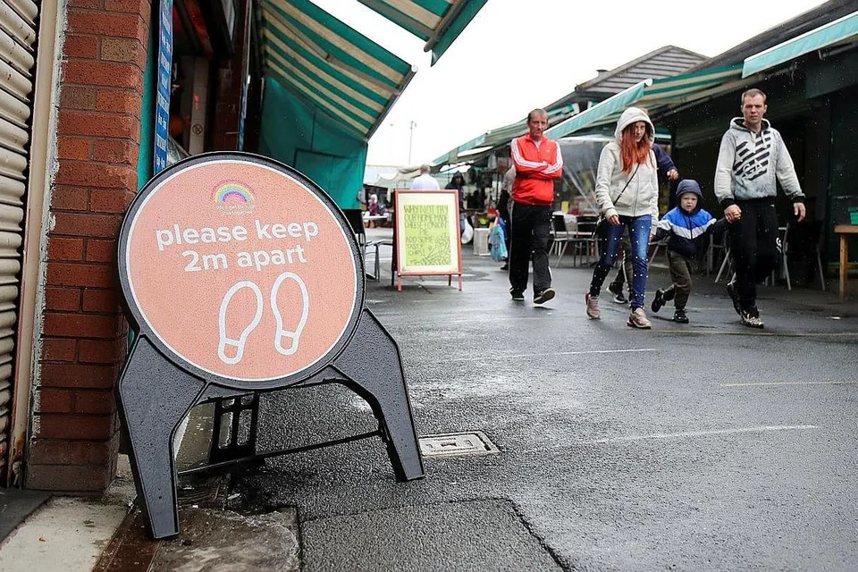 PERANGI COVID-19: Sedang penduduk Britain terus memerangi penularan Covid-19, kerajaan negara itu melaksana beberapa langkah baru, termasuk perintah kuarantin bagi mereka yang tiba dari Sepanyol, Perancis, Malta dan Holland. - Foto REUTERS