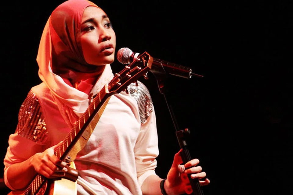Yuna yang digelar pelopor bagi penyanyi media sosial di Malaysia, sering tampil dengan gitar semasa membuat persembahan pada awal kemunculannya. 