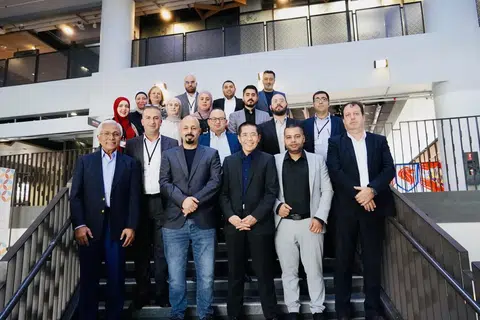 Menteri di Pejabat Perdana Menteri yang juga Menteri Kedua (Ehwal Luar merangkap Pendidikan), Dr Mohamad Maliki Osman (barisan hadapan, tiga dari kanan) serta Wakil Singapura bukan bermastautin ke Palestin, Encik Hawazi Daipi (barisan hadapan, kiri), menyantuni delegasi Penguasa Palestin pada 10 Julai di Wisma Geylang Serai. Delegasi Penguasa Palestin seramai 16 pegawai itu berada di Singapura bagi sesi lawatan lima hari bermula 8 Julai.