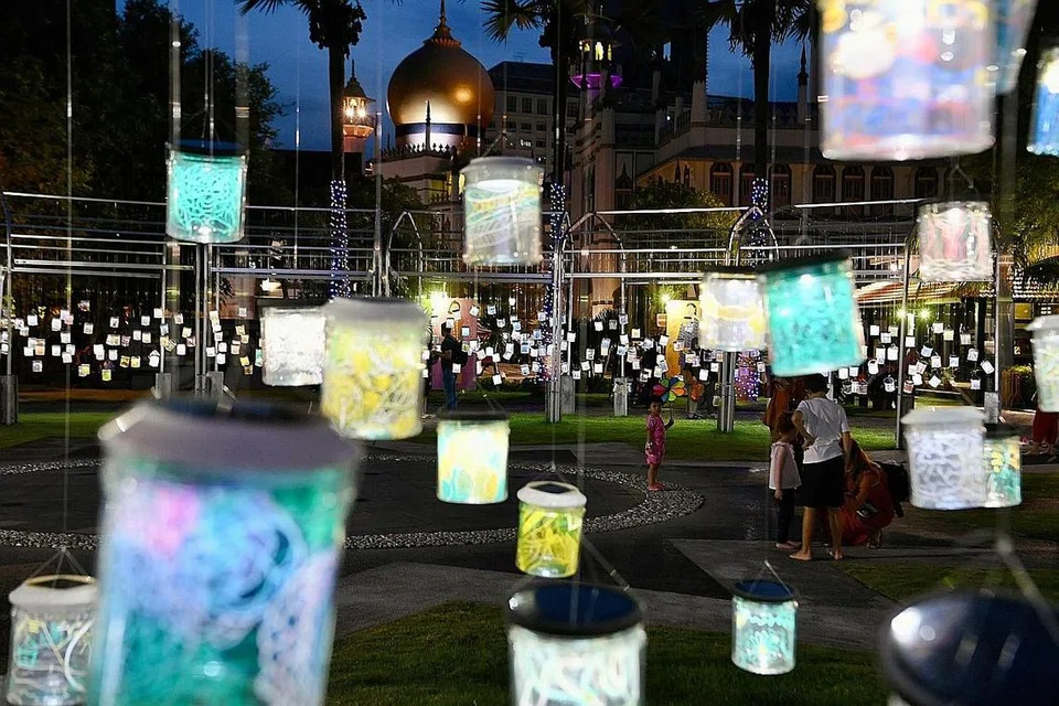 PAPARAN SENI ISTIMEWA: Selain pelbagai persembahan yang telah berlangsung, Rumah Terbuka Taman Warisan Melayu (MHC) tahun ini turut memaparkan seni unik sekitar kawasan tersebut. - Foto BH oleh DESMOND FOO
