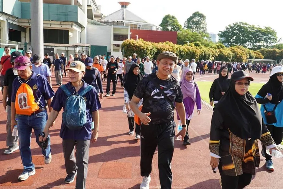 Bakal jemaah haji melakukan jalan pantas 1.2 kilometer di stadium Bishan sebagai persiapan bagi ibadah haji dalam program Sihat Untuk Haji atau ‘Get Fit for Haj’ (GFH) pada 11 Mei.