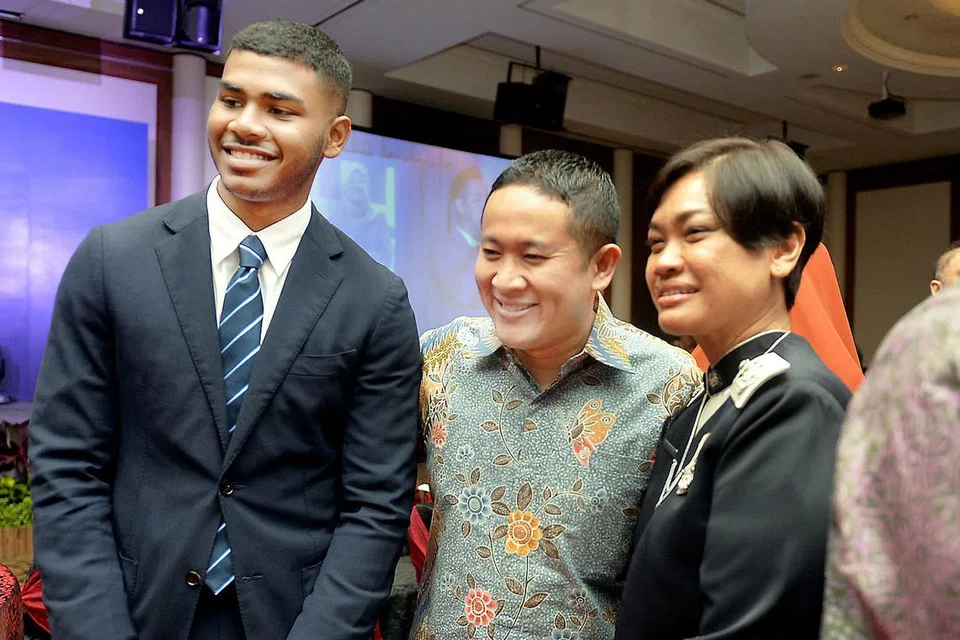 DIAPIT DUA JAUHARI: Setiausaha Parlimen Ehwal Dalam Negeri, Encik Amrin Amin, bersama pemenang Jauhari Harapan, Sheik Farhan, dan pemenang Anugerah Jauhari, Cik Zuraidah Abdullah. - Foto M.O. SALLEH 
