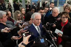 PERKEMBANGAN TERBARU: Senator Republikan, Encik Bob Corker, dikerumuni wartawan selepas taklimat oleh CIA berkaitan pembunuhan wartawan Jamal Khashoggi. - Foto AFP 