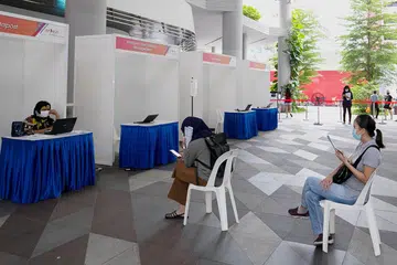 MASIH ADA PELUANG: Pelbagai usaha disediakan untuk membantu warga mendapatkan pekerjaan di tengah-tengah pasaran pekerjaan yang mencabar sekarang dek Covid-19, termasuk menerusi e2i Skills & Career Discovery @ Kampung Admiralty baru-baru ini. - Foto E2I / FACEBOOK
