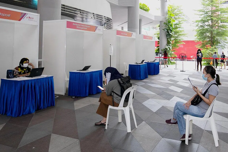 MASIH ADA PELUANG: Pelbagai usaha disediakan untuk membantu warga mendapatkan pekerjaan di tengah-tengah pasaran pekerjaan yang mencabar sekarang dek Covid-19, termasuk menerusi e2i Skills & Career Discovery @ Kampung Admiralty baru-baru ini. - Foto E2I / FACEBOOK