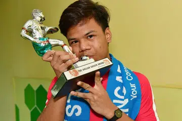 BAKAR SEMANGAT: Muhammad Nur Adam Abdullah berkata beliau bak tidak percaya diberi anugerah itu dan bertekad berusaha lebih gigih untuk beraksi lebih baik di padang. - Foto BH oleh DESMOND WEE