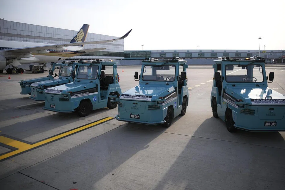 Singapore, Changi Airport, Lapangan Terbang Changi, driverless baggage tractor