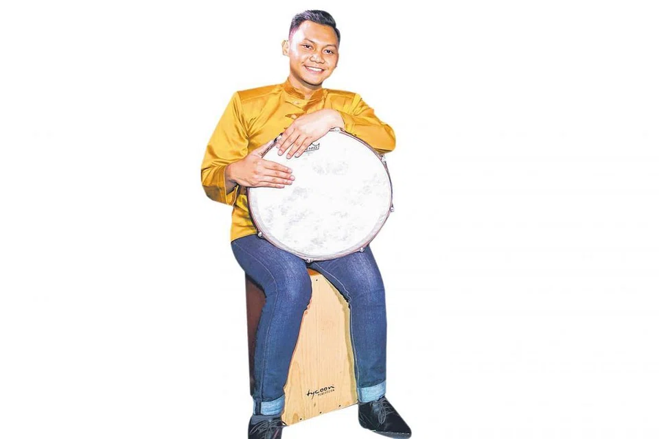 MUZIK TRADISIONAL DI HATI: Setelah sekian lama bergiat dengan muzik tradisional, Encik Asyraf Iskandar mencabar dirinya agar mahirkan diri dalam bidang mengacara pula. - Foto BH oleh ZALEHA ABDUL KADER