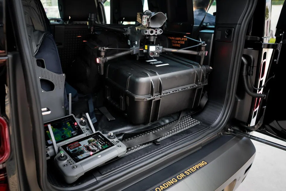 Selain daripada dron, pegawai tindak balas lokasi strategik (SLR) yang baru di bawah Komand Keselamatan Perlindungan (ProCom) juga menggunakan sebuah kenderaan lasak yang baru, Land Rover Defender 110, yang telah diubah suai bagi memuatkan peralatan sedemikian serta pegawai dalam kelengkapan taktikal.